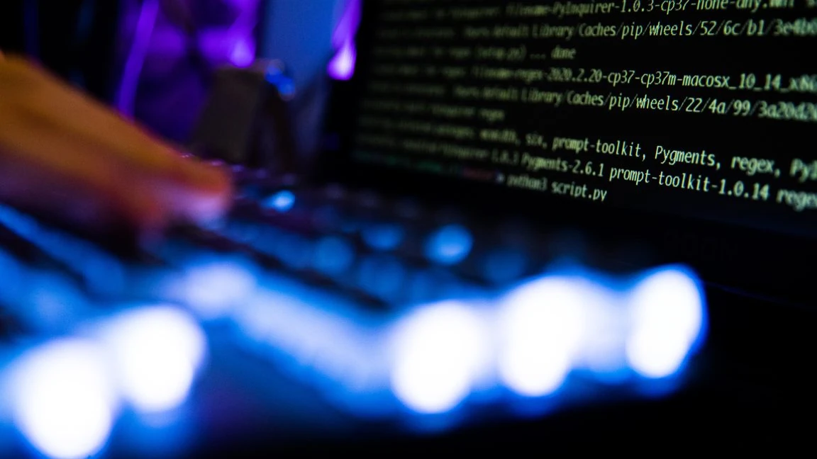 Computer con terminale e codice, immagine simbolica di cybersecurity e malware