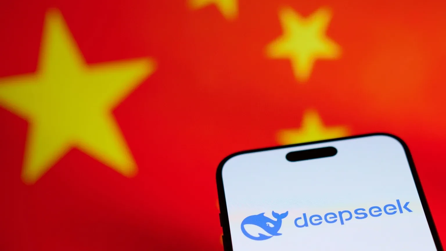 L'app DeepSeek con la bandiera cinese sullo sfondo
