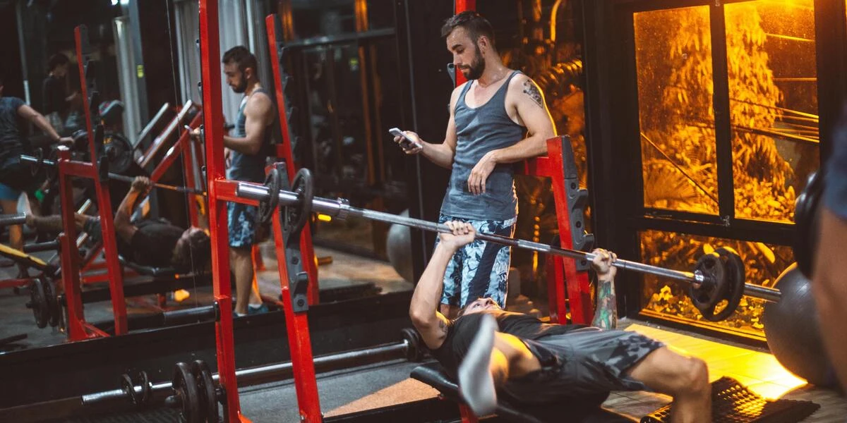Persone che si allenano in palestra