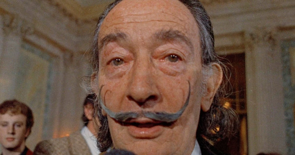 Salvador Dalí in primo piano con i suoi celebri baffi, Parigi 1973