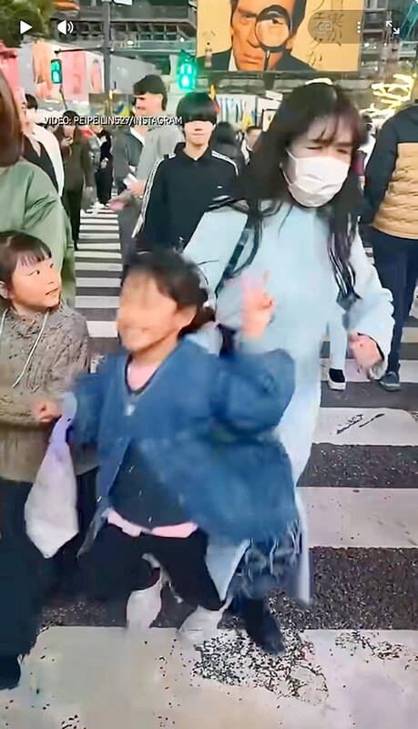 Fotogramma di un video virale che mostra una collisione volontaria in una strada di Tokyo