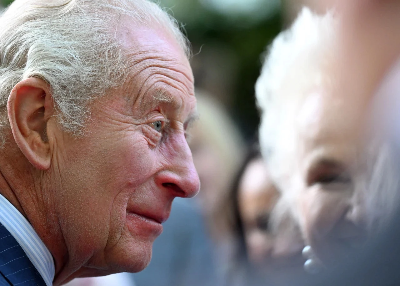 Re Carlo saluta gli ospiti al garden party