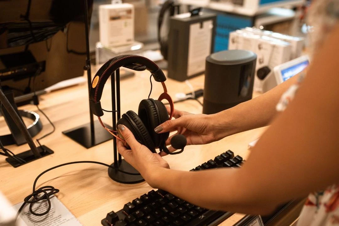Interno di un negozio di elettronica e telefonia