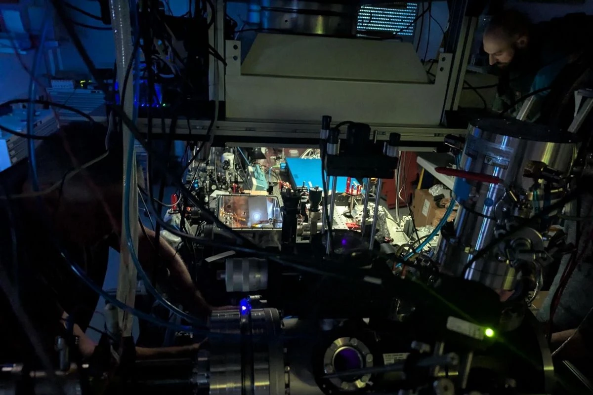 Il laboratorio al buio della TU Wien con il banco ottico dell'orologio nucleare