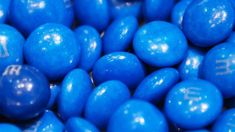 M&M's colorati, due dei quali — blu e marrone — spariranno dalla versione naturale