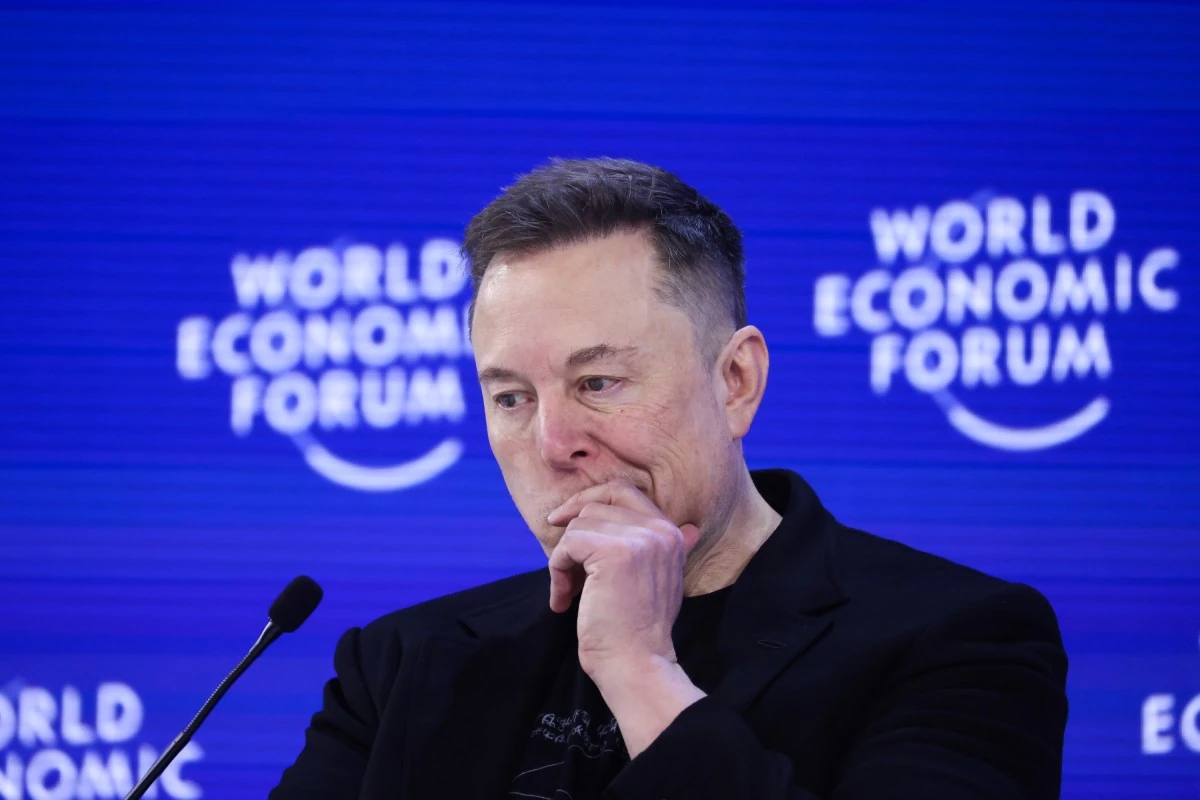 Elon Musk durante un evento del World Economic Forum, immagine usata da TechCrunch per raccontare la causa contro OpenAI