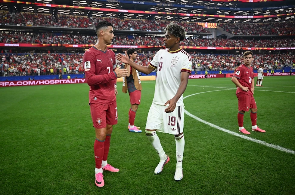 Cristiano Ronaldo si complimenta con Lamine Yamal a fine partita