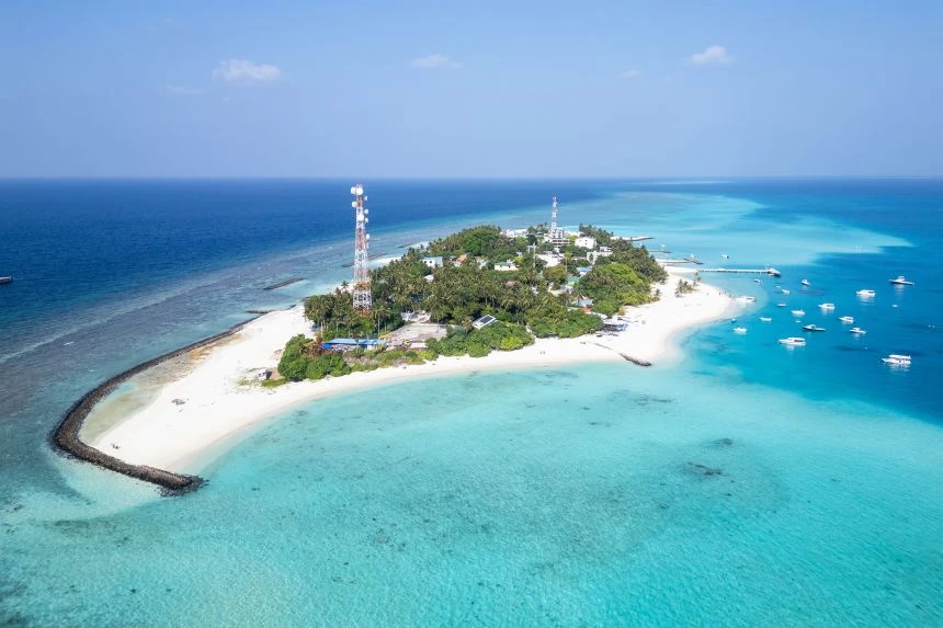 Veduta aerea di un'isola nell'atollo di Vaavu alle Maldive