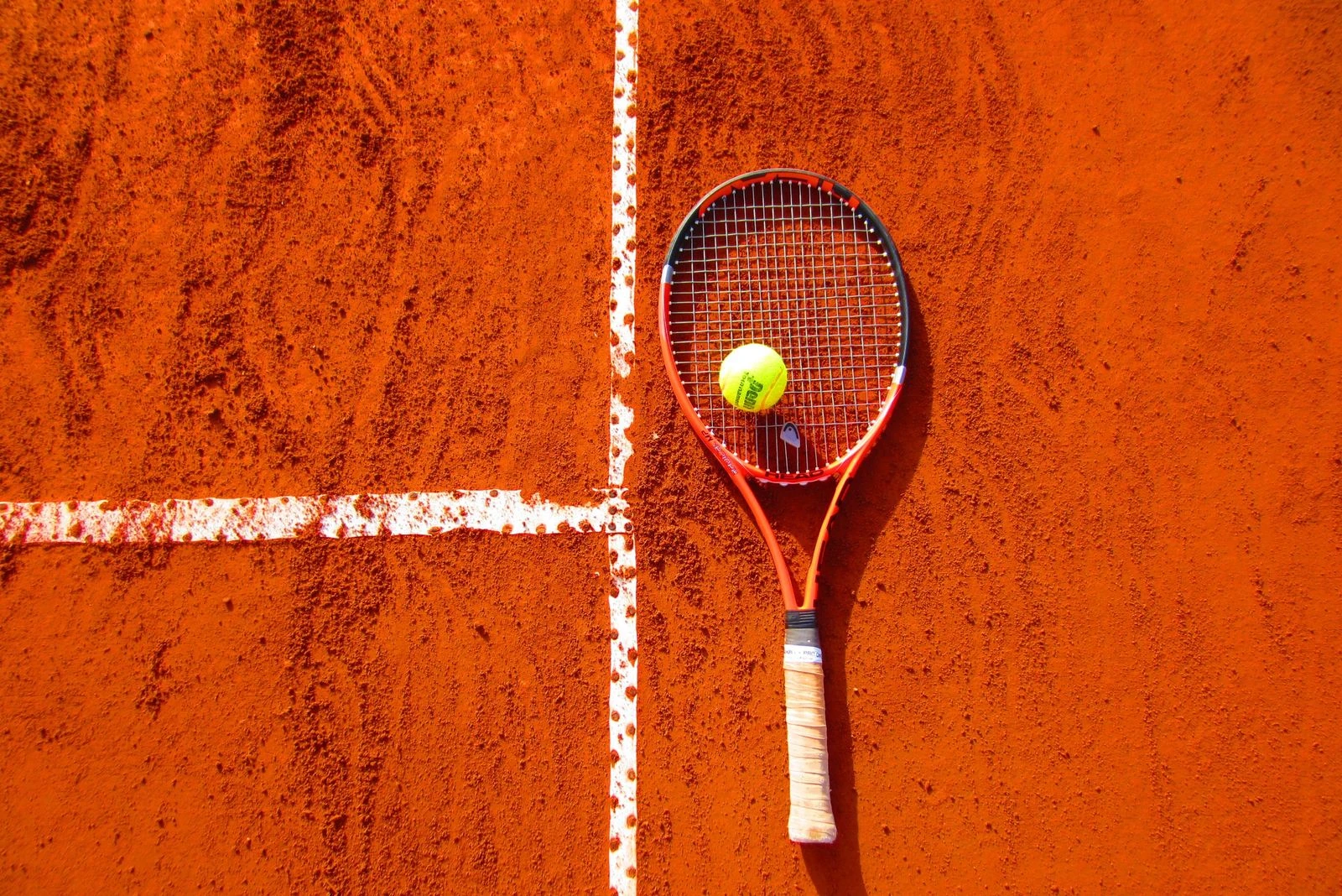 Racchetta e pallina da tennis