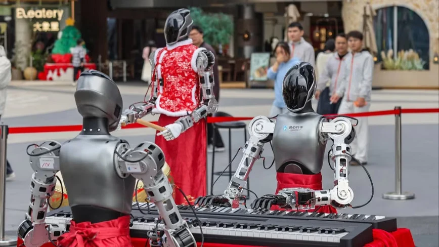 Robot umanoidi con mani articolate in una dimostrazione pubblica